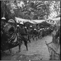 Prisonniers des forces de l'Union française libérés par l'Armée populaire vietnamienne à Viet Tri.