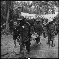 Prisonniers des forces de l'Union française libérés par l'Armée populaire vietnamienne à Viet Tri.