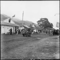 Précédées de la Commission internationale de contrôle les troupes vietminh entrent dans Campha sous le regard de la population.