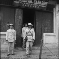 Des officiers de la police vietminh devant le bureau de police et de sûreté nationale de Hongay.