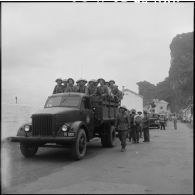 Arrivée des troupes vietminh à Hongay.