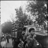 Entrée des troupes vietminh dans la ville de Hongay.