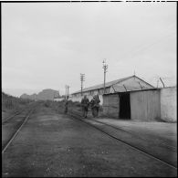 Relève des gardes de la 3e légion de marche de Garde républicains (LMGR) par l'Armée populaire vietnamienne à la centrale électrique de Hongay.