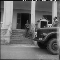 Sentinelle vietminh gardant un bâtiment à Hongay.