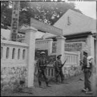 Sentinelle vietminh gardant le poste de commande des PTT à Hongay.