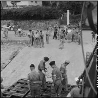 Des reporters vietnamiens assistent au départ de la 3e légion de marche de Garde républicains (LMGR) de Hongay.