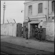 Relève des gardes de la 3e légion de marche de Garde républicains (LMGR) par l'Armée populaire vietnamienne à la centrale électrique de Hongay.