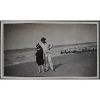 [Portrait d'un couple au bord de la mer].