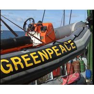 Remorquage du voilier Rainbow Warrior II depuis le port de Moruroa (Mururoa) jusqu'au large de l'atoll de Hao.