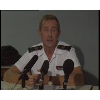 Conférence de presse du vice-amiral Philippe Euverte, à la suite de l'interception du navire de l'organisation de Greenpeace, le Rainbow Warrior II, le 9 juillet 1995, dans les eaux territoriales françaises autour du site de Moruroa (Mururoa).