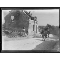 Chavigny. Aisne. Soldats du génie reconstruisant une maison. [légende d'origine]