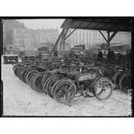 Paris, champ de Mars, vente de voitures automobiles réformées. Motocyclettes. [légende d'origine]