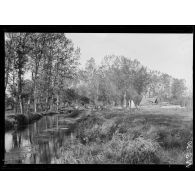 Près [de] Passel. Les bords du Matz, point de départ de l'offensive de juillet 1918. [légende d'origine]