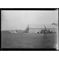 [L'aérodrome anglais de Saint André au Bois.]