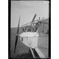 [Aérodrome Anglais (de Saint André au Bois). Gros plan du moteur de l'avion allemand.]