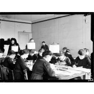 Le bureau des dames auxiliaires à l'école militaire, à Paris.