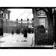 Sortie des dames auxiliaires pour le déjeuner. [légende d'origine]