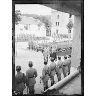 Remise de la médaille militaire au général Pétain par le président de la République. Le président et le général Pétain passent devant les officiers. [légende d'origine]