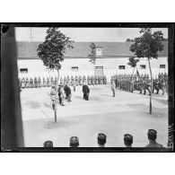 Remise de la médaille militaire au général Pétain par le président de la République. Le président félicite le général Pétain. [légende d'origine]