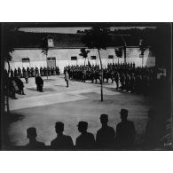 Remise de la médaille militaire au général Pétain par le président de la République. Le président félicite le général Pétain. [légende d'origine]