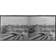 Les Vantaux (Marne). Construction d'un pont sur la Vesle, près du pont démoli. [légende d'origine]