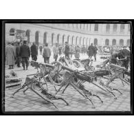 Paris - Invalides. Trophées allemands exposés dans la cour d'honneur. Les mitrailleuses allemandes. [légende d'origine]