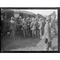 Versailles. Départ des troupes siamoises pour le front. Les distributions des vivres. [légende d'origine]