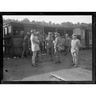 Versailles. Départ des troupes siamoises pour le front. Pendant l'embarquement. [légende d'origine]