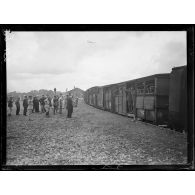 Versailles. Départ des troupes siamoises pour le front. Le départ du train. [légende d'origine]