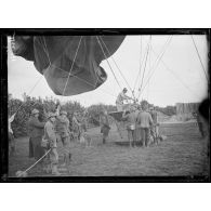 Entre Furnes et Lo, Belgique, 3e section d'aérostiers belges en campagne. Manoeuvre d'un ballon observateur. [légende d'origine]