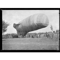 Entre Furnes et Lo, Belgique, 3e section d'aérostiers belges en campagne. Manoeuvre d'un ballon observateur. [légende d'origine]