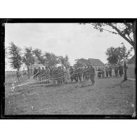 Entre Furnes et Lo, Belgique, 3e section d'aérostiers belges en campagne. Manoeuvre d'un ballon observateur. [légende d'origine]