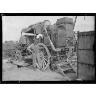 Entre Furnes et Lo, Belgique, 3e section d'aérostiers belges. Voiture génératrice d'hydrogène. [légende d'origine]