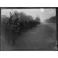 Paris. Visite du roi et de la reine des Belges. Les soldats faisant la haie avenue des Champs-Elysées. [légende d'origine]