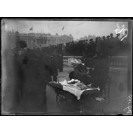 Paris. Visite du roi et de la reine des Belges. La foule place de la Concorde. [légende d'origine]