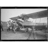 Cusenil. Aisne. Avion L.V.G. descendu par des 75. [légende d'origine]