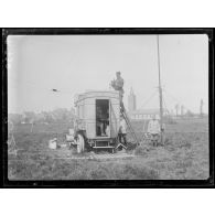 Roesbrugge. Voiture automobile poste de TSF, ensemble du poste et mât porte antennes. [légende d'origine]