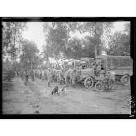 Sapicourt, Marne, la 10e section automobile de munitions du 115e RAL part pour ravitailler. [légende d'origine]