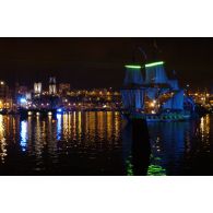 Parade navale nocturne. Le trois-mâts carré russe Shtandart et le trois-mâts barque australien Endeavour.