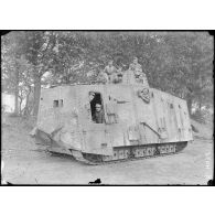 Saleux (Somme). Tank allemand capturé à Villers-Bretonneux le 25 avril 1918. A l’intérieur, l’équipe qui a remis le tank en état de marche. [légende d’origine]