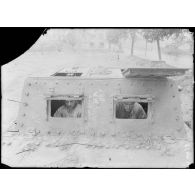 Saleux (Somme). Tank allemand capturé à Villers-Bretonneux le 25 avril 1918. Le capot du poste de commandement. [légende d’origine]