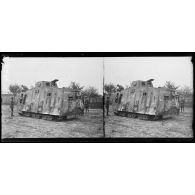 Saleux (Somme). Le tank allemand capturé à Villers-Bretonneux le 25 avril 1918 remis en état de marche et ramené à l’arrière. [légende d’origine]