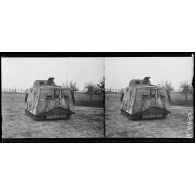 Saleux (Somme). Le tank allemand capturé à Villers-Bretonneux le 25 avril 1918 remis en état de marche et ramené à l’arrière. L’avant. [légende d’origine]