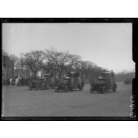 Vincennes. Prise d'armes. Défilé des autos-canons. [légende d'origine]