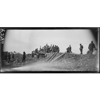 Waayenburg (Belgique). Train d'artillerie lourde venant de Sommesous (Marne). Débarquement d'un mortier de 220. [légende d'origine]