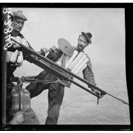 Boulogne-sur-Mer. Le dragage des mines à bord du Picardie. On détache les cisailles du câble d'acier. [légende d'origine]