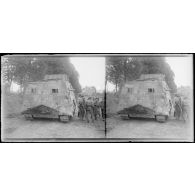 Saleux (Somme). Le tank allemand capturé à Villers Bretonneux. [légende d'origine]