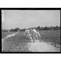 Châlons-sur-Marne. Instruction des grenadiers de la 4ème Armée. Lancement de grenade. [légende d'origine]