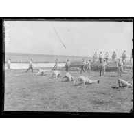 Châlons-sur-Marne. Centre d'instruction de la 4ème Armée. Marche rampante avec le fusil mitrailleur. [légende d'origine]