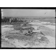 Châlons-sur-Marne. Centre d'instruction de la 4ème Armée. Manoeuvre de fusil mitrailleur. [légende d'origine]